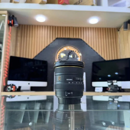 OBJECTIF SIGMA EF 10-20mm 4-5.6 en excellent état avec bouchons