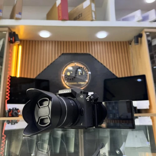 LUMIX G70 avec 14-42mm F3.5-5.6 en excellent état avec batterie et chargeur