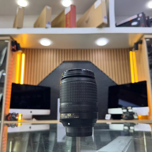 Objectif NIKON 18-140mm F3.5-5.6 en excellent état avec deux bouchons