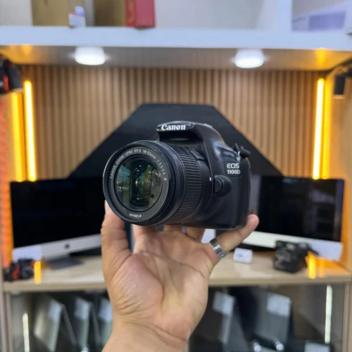 CANON 1100D avec 18-55mm F3.5-5.6 MARK III en excellent état batterie et chargeur