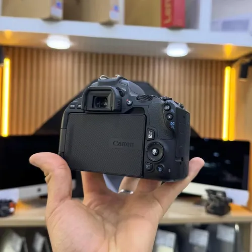 Canon 250D avec 18-55mm en excellent etat comme neuf avec batterie chargeur