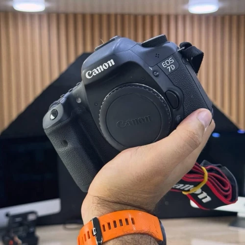 Canon 7D boitier nu en excellent état batterie et chargeur