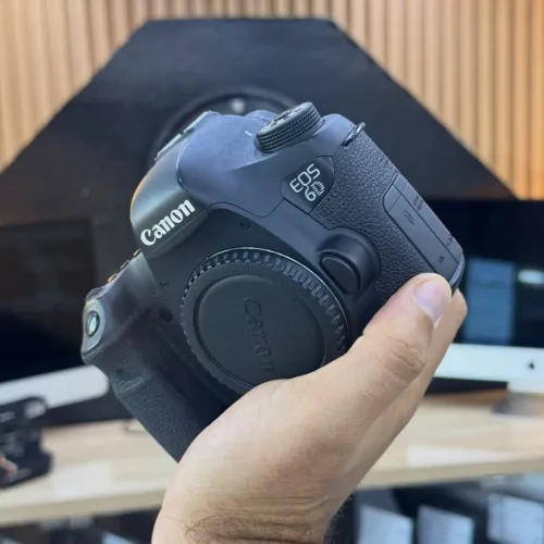 Canon 6D MARK II boitier nu en excellent état batterie et chargeur