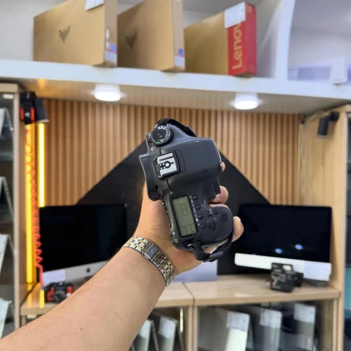 Canon 7D boitier nu en excellent état batterie et chargeur