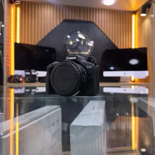Canon R50 avec bague RF-EF en excellent état batterie et chargeur