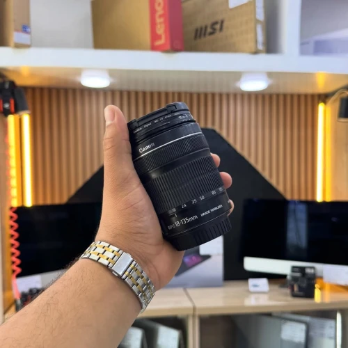 OBJECTIF CANON 18-135mm F3.5-5.6 STM en bon état avec deux bouchons