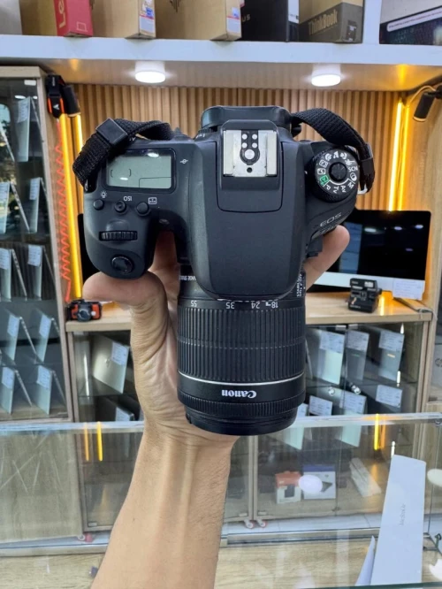 Canon 77D avec objectif 18-55mm STM en excellent état batterie et chargeur
