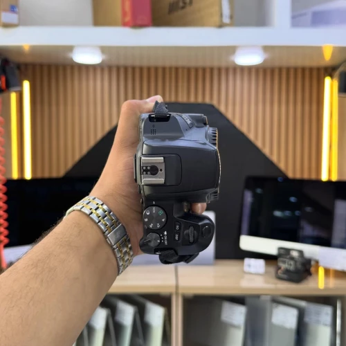 Canon 250D boîtier nu en excellent état avec batterie et chargeur