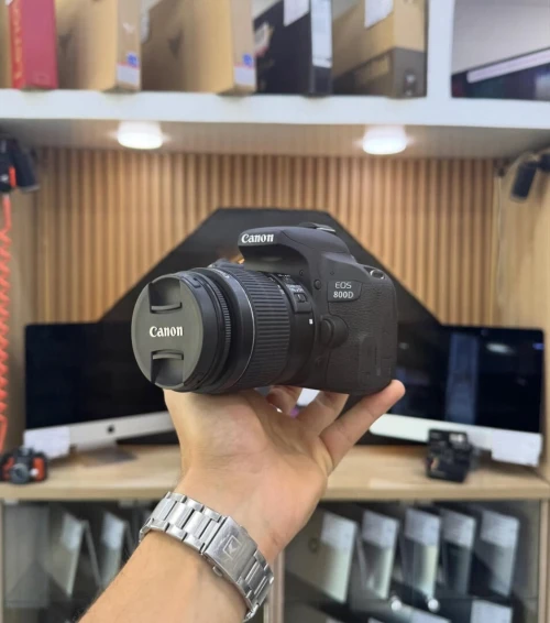 Canon 800D avec 18-55mm en excellent etat comme neuf avec batterie chargeur