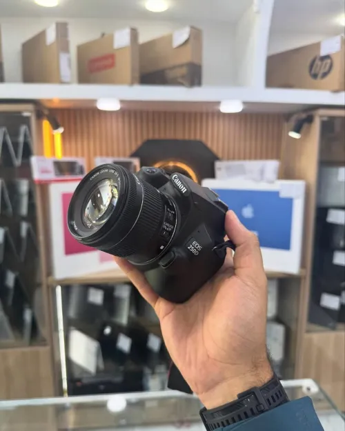 Canon 250D avec 18-55mm en excellent état batterie et chargeur  Click : 2k