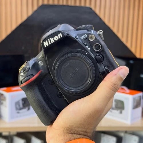 Nikon D810 boitier nu en bon état avec batterie et chargeur