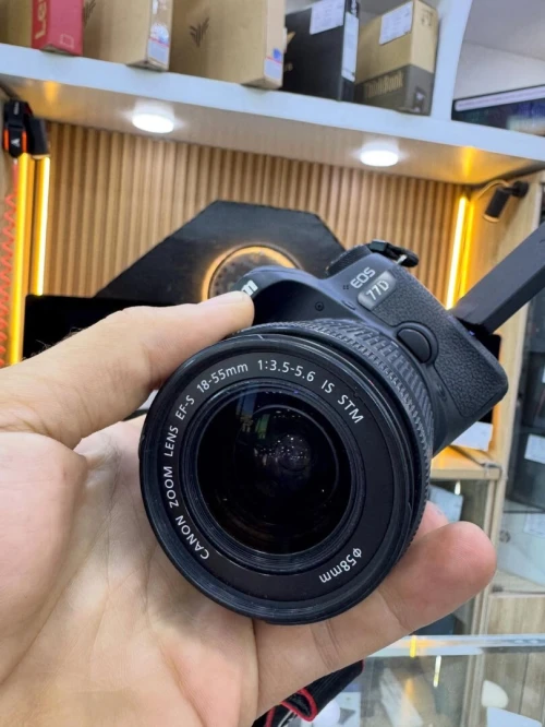 Canon 77D avec objectif 18-55mm STM en excellent état batterie et chargeur