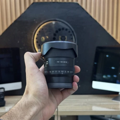 SONY 20MM F1.8 G EN EXCELLENT ETAT AVEC DEUX BOUCHONS ET PARE-SOLEIL