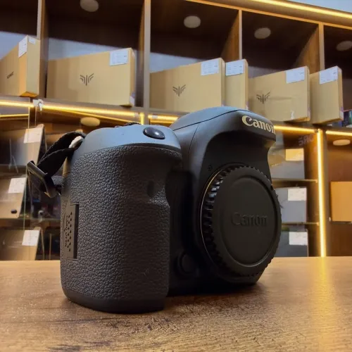 Canon 7d mark ii en excellent etat comme neuf avec batterie chargeur