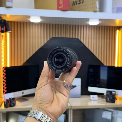 OBJECTIF SONY 10-18mm F4 en excellent état avec deux bouchons