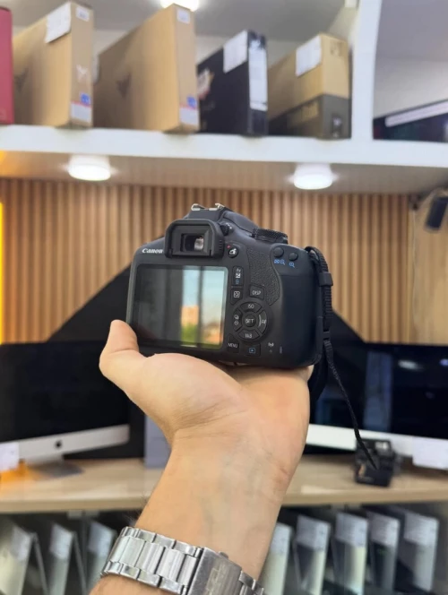 Canon 2000D avec 18-55mm en excellent etat comme neuf avec batterie chargeur