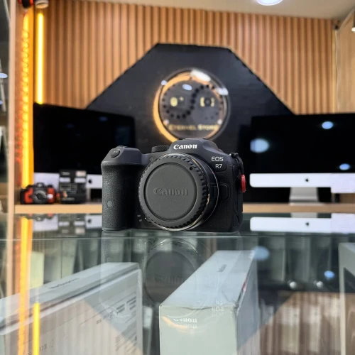 Canon R7 avec Bague RF-EF en excellent état