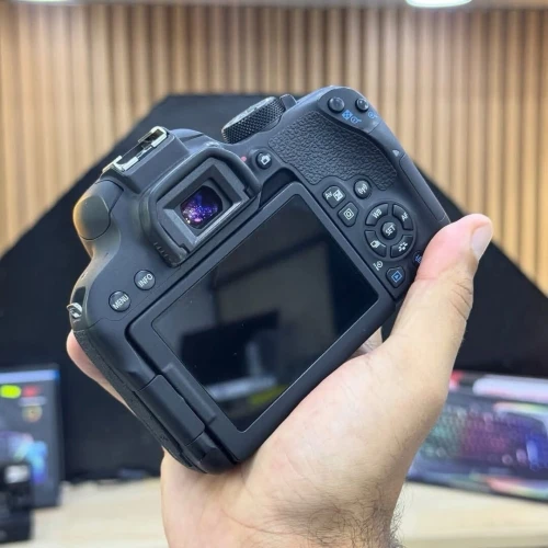 Canon 800D boitier nu en excellent état batterie et chargeur