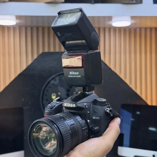 Nikon D7000 flash 16-85mm + flash sb600 en excellent état batterie et chargeur