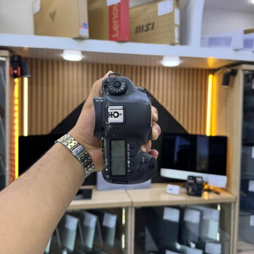 Canon 5D Mark IV boitier nu en excellent état batterie et chargeur