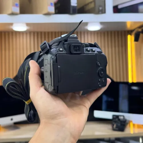 Nikon D5300 avec objectif 16-85mm en excellent état batterie et chargeur