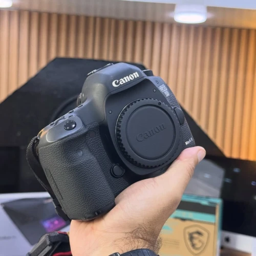 Canon 5D mark III boitier nu en excellent état batterie et chargeur