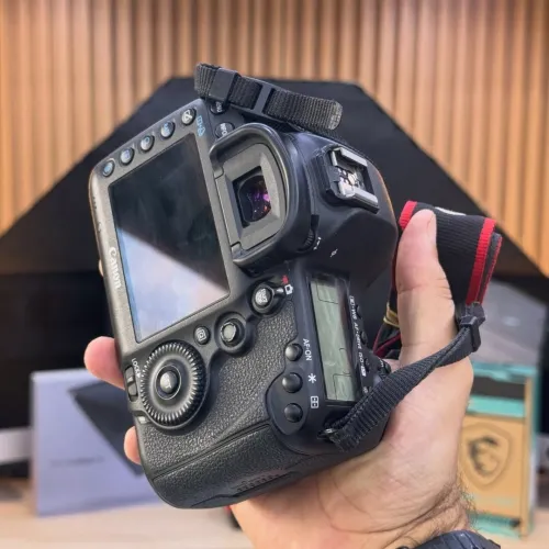 Canon 5D mark III boitier nu en excellent état batterie et chargeur