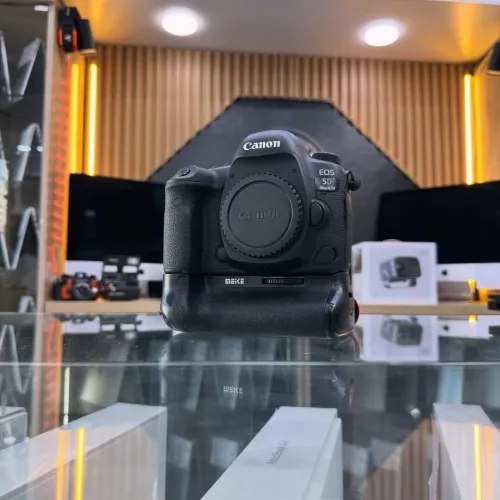 Canon 5D MARK IV boitier nu en excellent état avec grip batterie et chargeur