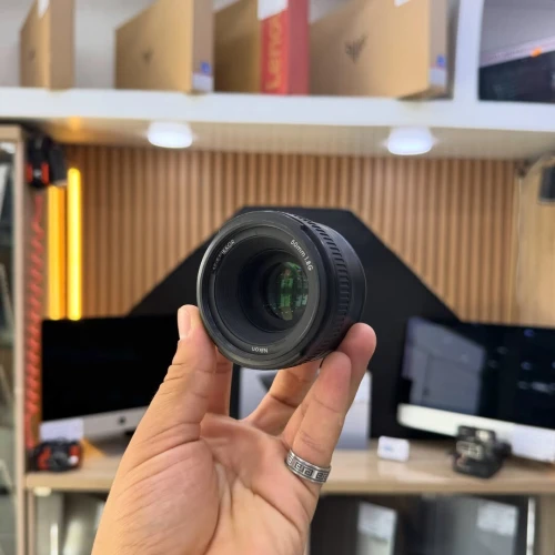 OBJECTIF NIKON 50mm F1.8 G en excellent état avec deux bouchons
