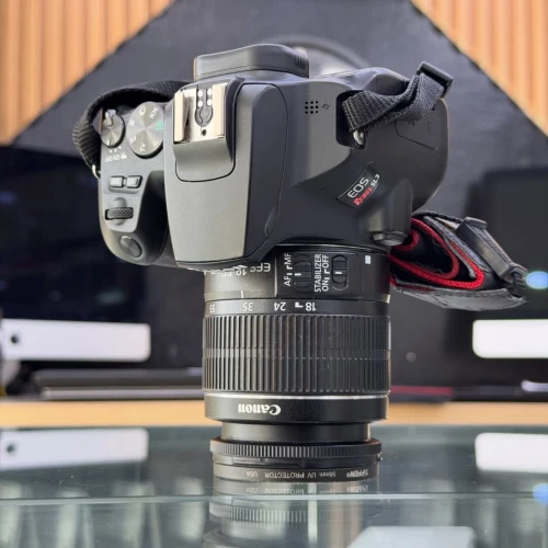 Canon 250D (SL3) lens 18-55mm en excellent état