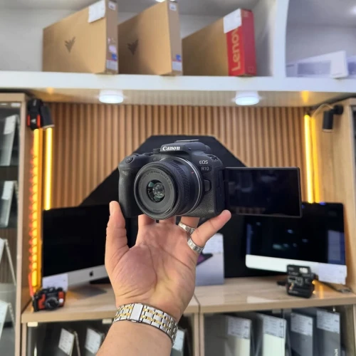 Canon R10 avec 18-45mm F4.6-6.3 STM en excellent état batterie et chargeur