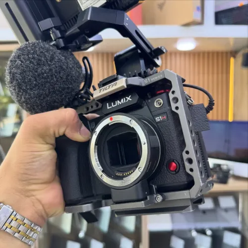 CINEMA RIG LUMIX S1H Boîtier avec Cage Tilta , Bague Sigma MC21 EF mount Moniteur FEELOWORLD F7 Pro avec Batterie