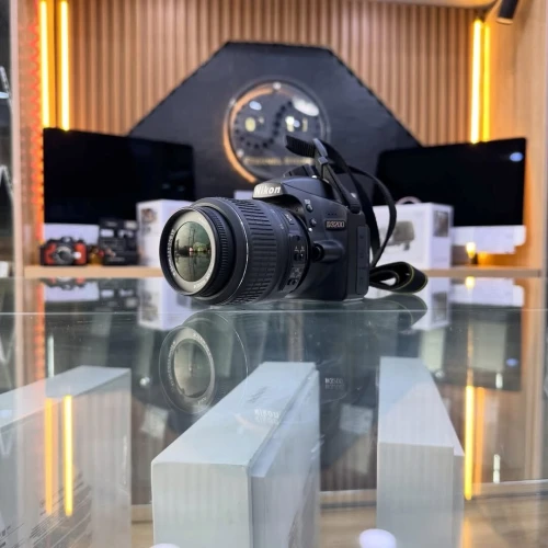Nikon D3200 avec 18-55mm en excellent état batterie et chargeur