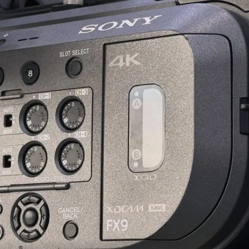 Sony FX9 lens PZ 28-135mm G OSS + Batterie V mount + top handle + module XLR + baseplate rod system en excellent état