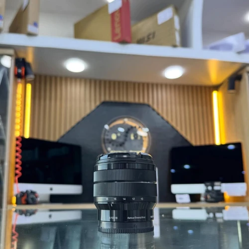 OBJECTIF SONY 10-18mm F4 en excellent état avec deux bouchons
