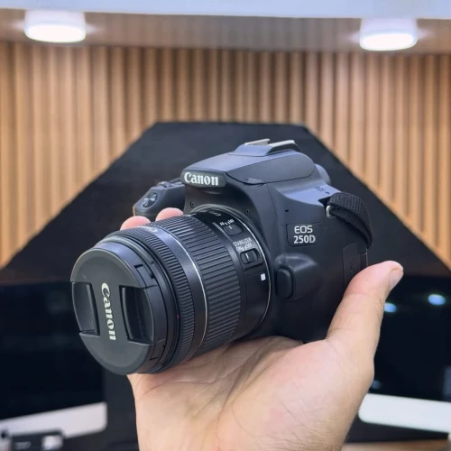 Canon 250D avec 18-55mm STM en excellent état batterie et chargeur