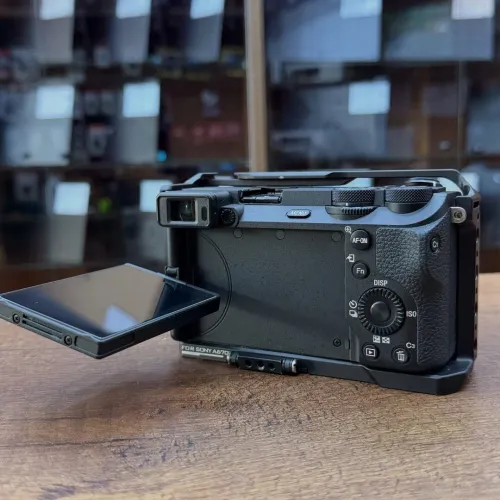 Sony a6700 nu en excellent etat avec batterie chargeur plus un cage TILTA ( 20k de click )