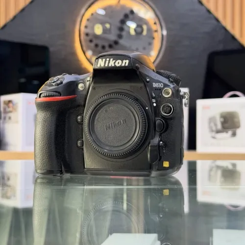 Nikon D810 boitier nu en bon état avec batterie et chargeur