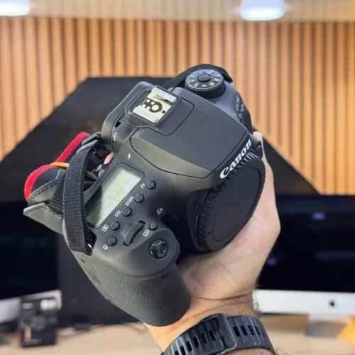 Canon 90D boitier nu en excellent état batterie et chargeur