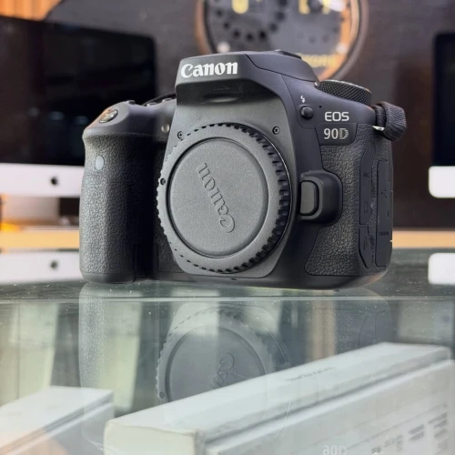 Canon 90D boitier nu en excellent état batterie et chargeur