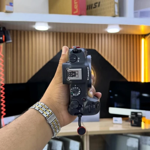 Canon R8 boitier Nu en excellent état avec batterie et chargeur