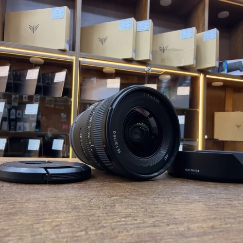 SONY 16mm 1.8 FE ( full frame ) excellente état comme neuf avec les deux bouchons parasoleil ( UN EXCELLENT LENS DE VIDEO )