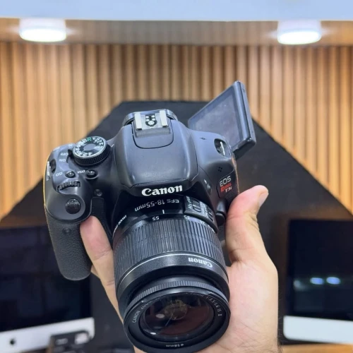 Canon 600D avec 18-55mm en excellent état batterie et chargeur