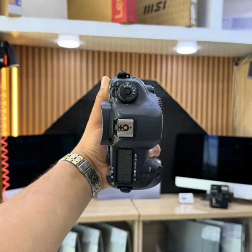 CANON 5D MARK IV boitier nu en excellent état avec batterie et chargeur