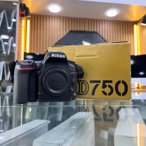Nikon D750 boitier nu en excellent état avec batterie et chargeur  Click : 7k