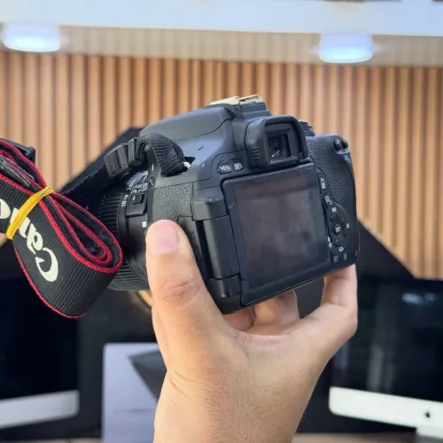 Canon 600D avec 18-55mm en excellent état batterie et chargeur
