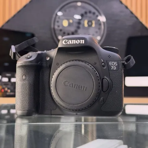 Canon 7D boitier nu en excellent état batterie et chargeur