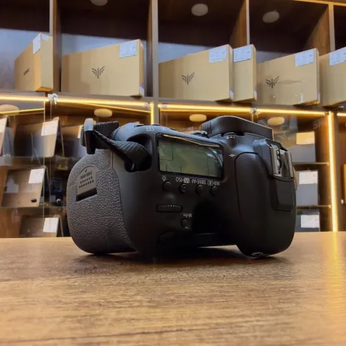 Canon 7d mark ii en excellent etat comme neuf avec batterie chargeur