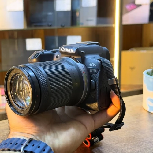 Canon r10 avec 18-150 dans un excellent état comme neuf avec batterie et chargeur