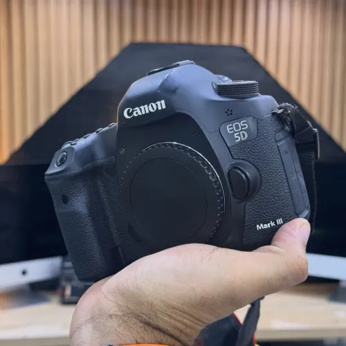 Canon 5D MARK III boitier nu en excellent état batterie et chargeur
